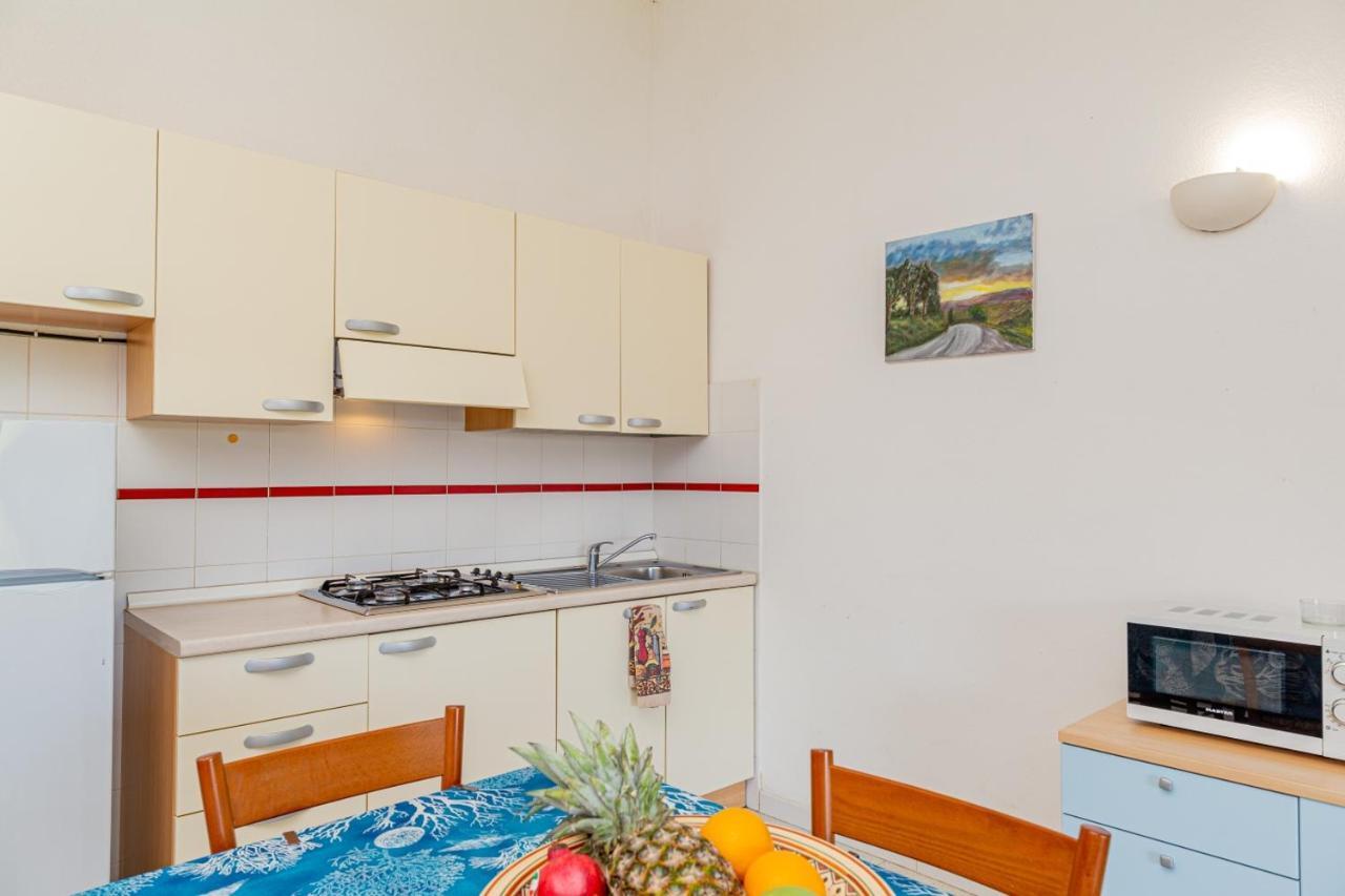 Appartamento Trilocale Le Canne 6 Posti Letto Con Giardino San Teodoro  Exterior photo